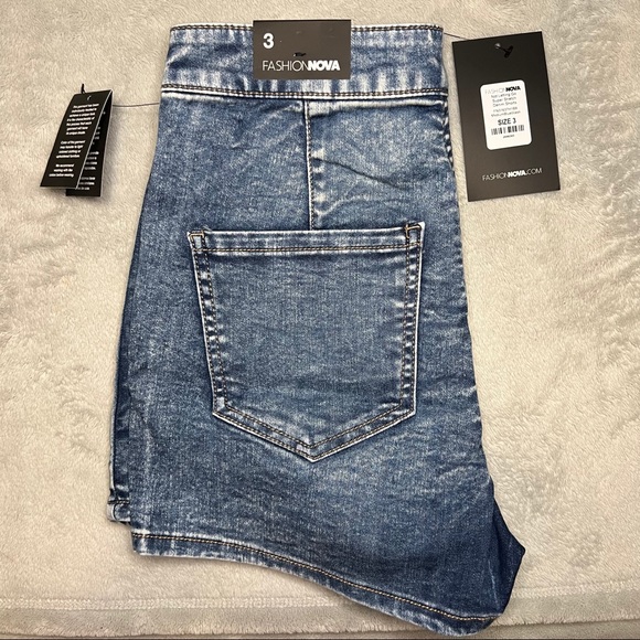 Fashion Nova Super Stretch Denim shorts - Medium Blue wash (SIZE 3) - Picture 6 of 10